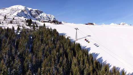 el teleférico se mueve a la estación de montaña de tschentenegg en un soleado día de invierno en adelboden