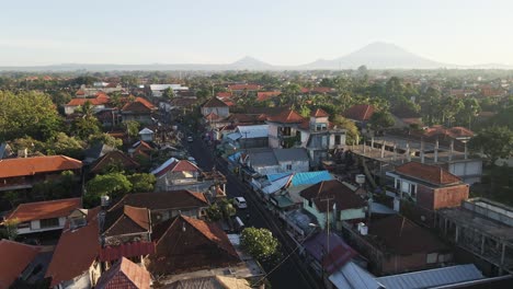 Vista-Del-Amanecer-De-La-Ciudad-De-Ubud,-Famosa-Por-Sus-Artesanías-Tradicionales,-Con-El-Volcán-Agung-Al-Fondo.