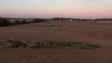 Mähdrescher-Im-Feld-Während-Der-Erntezeit-Bei-Sonnenuntergang