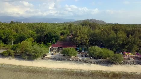 Oasis-De-Amor-Directamente-En-La-Playa-En-Una-Pequeña-Isla-Maravillosa-Vista-Aérea-Pedestal-De-Vuelo-Hacia-Abajo-Imágenes-De-Drones-De-Gili-Trawangan-Beach-House-Indonesia-2017