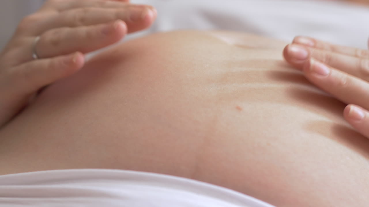 Futura mamma che accarezza la pancia con amore e cura