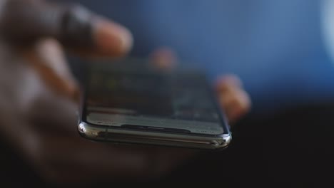 persona con un teléfono inteligente
