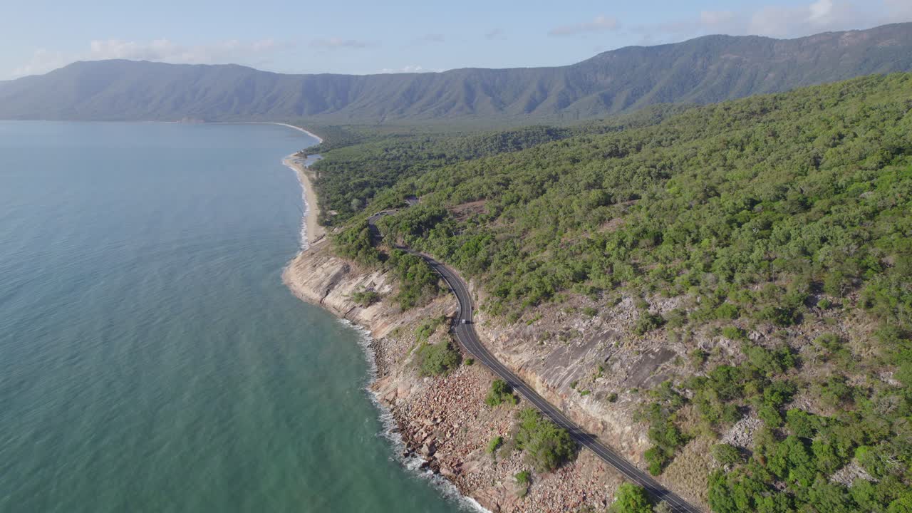 automóviles circulando por la autopista captain cook con una vista prístina de trinity bay cerca de port douglas en queensland, australia