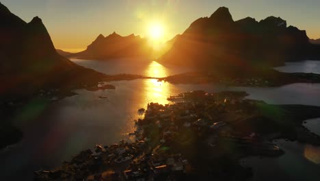 Abendsonnenuntergang-Lofoten-Inseln-Norwegen.-Reine-Lofoten-Ist-Ein-Archipel-In-Der-Grafschaft-Nordland,-Norwegen.