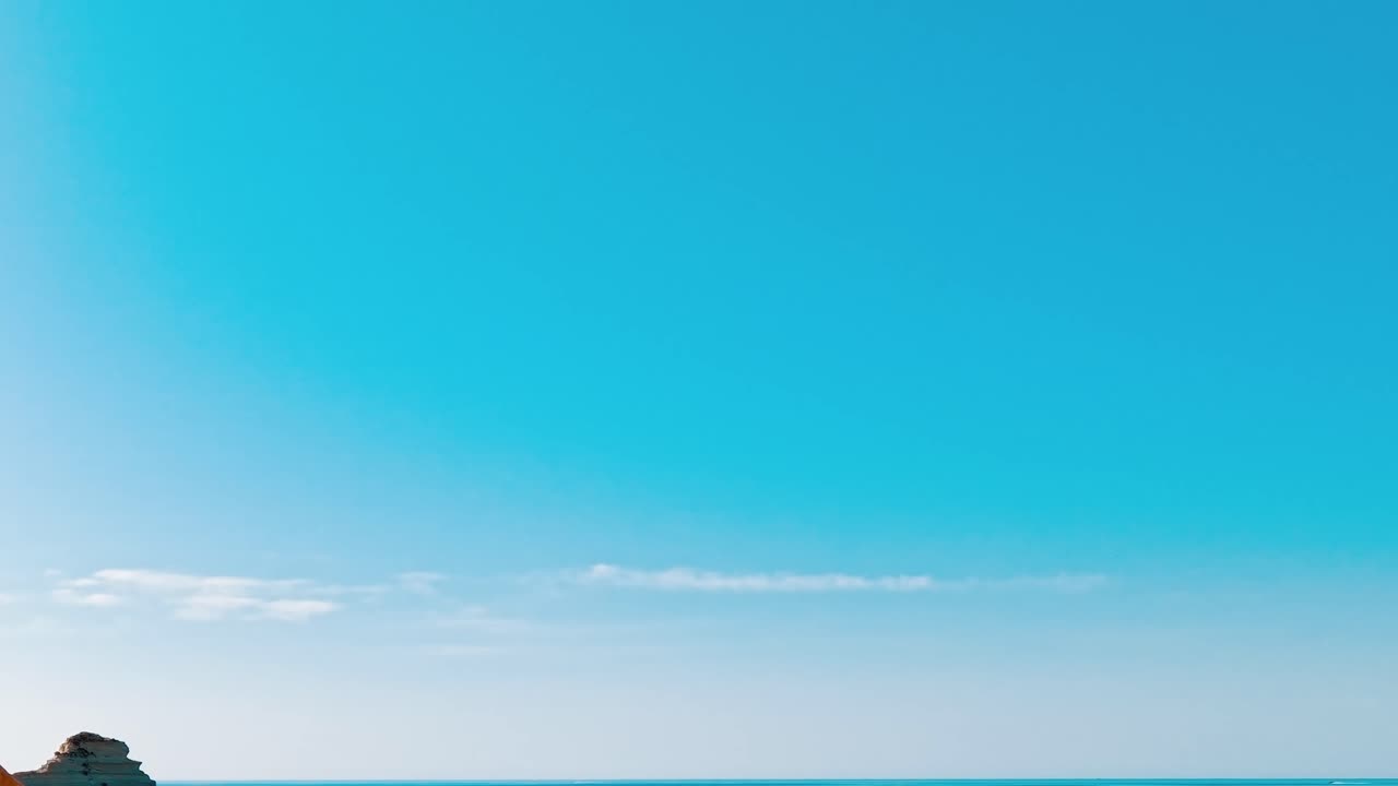 Uitzicht op de lucht door een rotsformatie in Portugal overdag