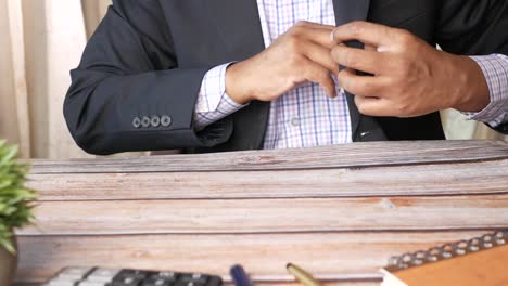 hombre de negocios poniendo dinero en el bolsillo