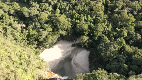 Cascada-Vista-Desde-Arriba-Con-Un-Pájaro-Volando-Sobre-El-Bosque