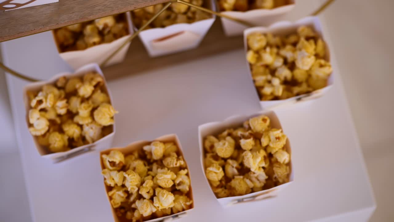Dekorative Popcorn-Verpackung mit Teddybären und Ballons auf weißem Tisch für Kinder