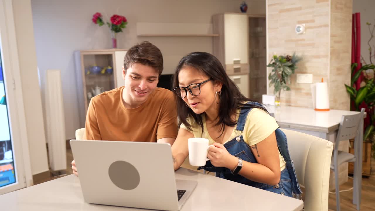 pareja usando una computadora portátil en casa