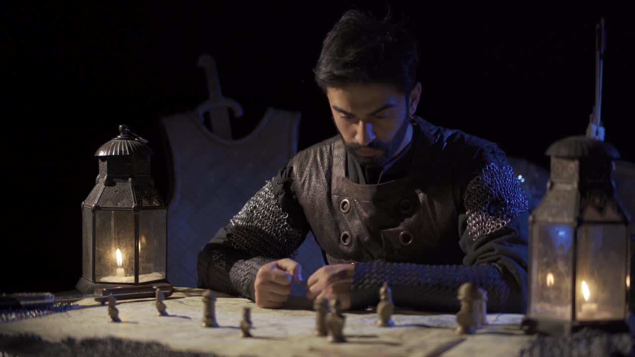 el comandante que desarrolla la estrategia en el mapa.