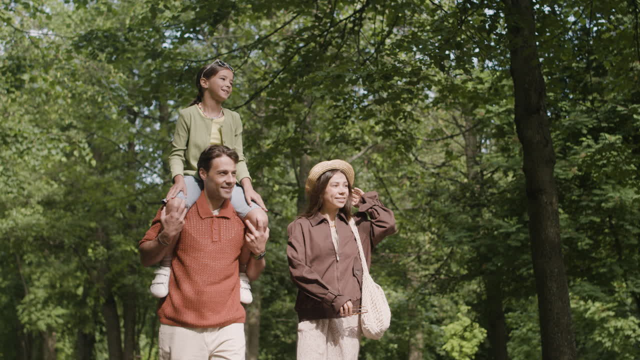 공원 에서 산책 하는 가족