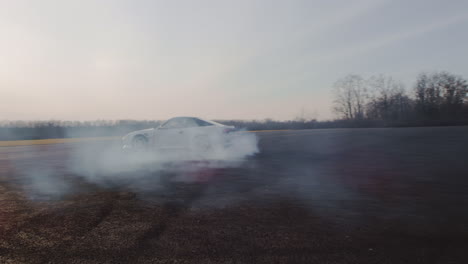 coche blanco a la deriva en una pista