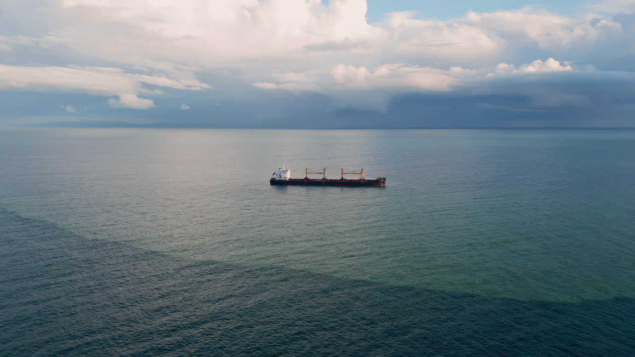 공중에서 볼 때 항해하는 배, 어두운 지평선, 느린 동작, 떠다니는 배, 평온한 바다