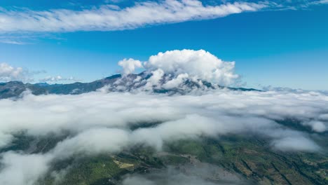 lapso de tiempo aéreo de nubes sobre el volcán calbuco