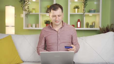 hombre ingresando la información de la tarjeta para comprar en línea.