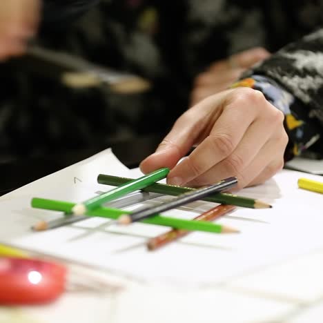 kids play with pencils