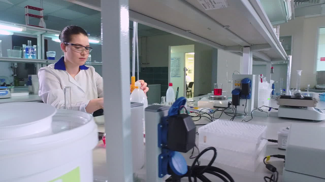 científico de laboratorio que realiza investigaciones de laboratorio. farmacéutico que trabaja en una sala de laboratorio