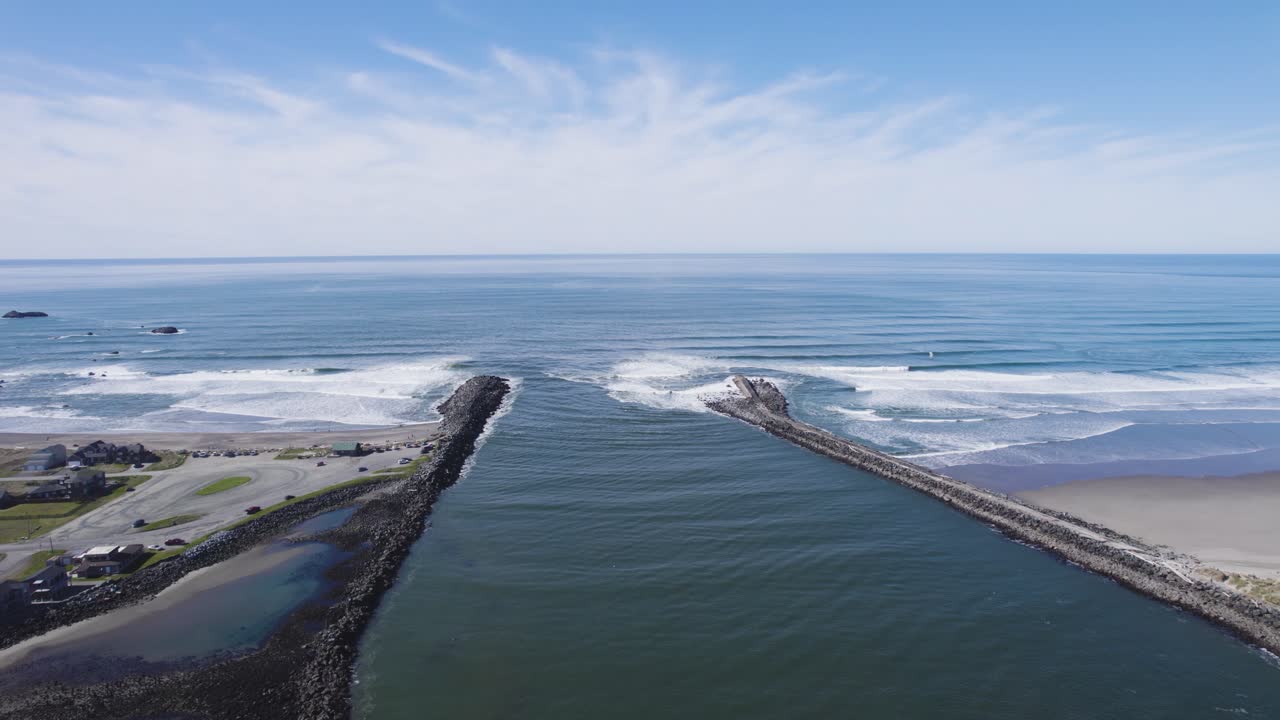 visión panorámica épica de la desembocadura del río coquille y las olas rompiendo en la playa de arena