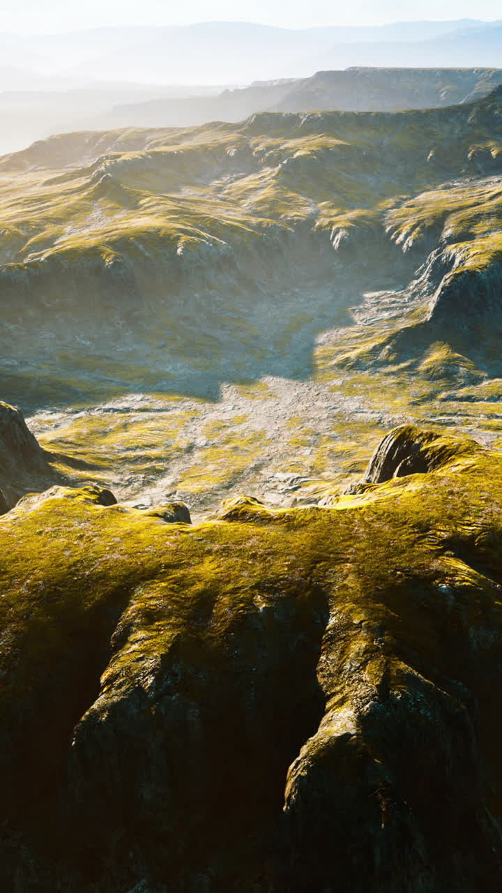 vista aérea del espectacular paisaje montañoso con niebla y sol