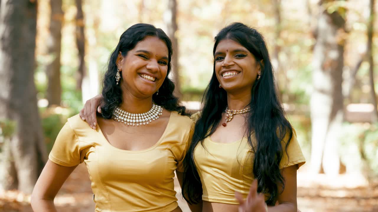 पारंपरिक पोशाक में दो भारतीय महिलाएं