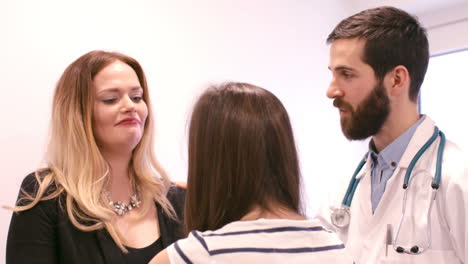 una mujer llorando frente a un médico.