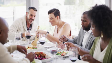 y un grupo maduro de amigos comiendo diversos