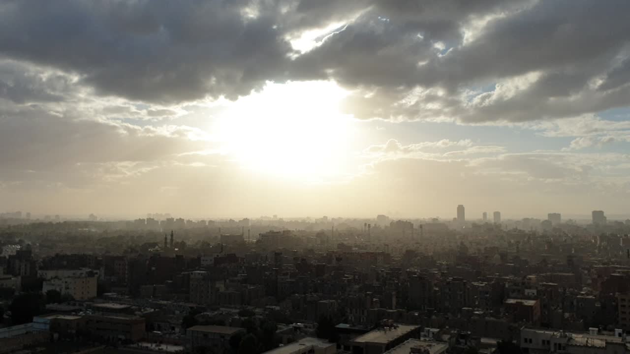 Cairo, capital do Egito, vista aérea ao pôr do sol da Mesquita de Muhammad Ali, com a silhueta das grandes pirâmides na linha do horizonte
