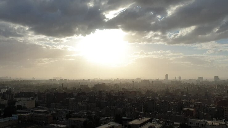 Cairo, capital do Egito, vista aérea ao pôr do sol da Mesquita de Muhammad Ali, com a silhueta das grandes pirâmides na linha do horizonte