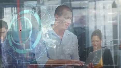 animación del procesamiento de datos sobre diversas personas de negocios que trabajan en la oficina