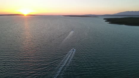 Aktivurlaub-In-Kroatien-Mit-Wunderschönem-Sonnenuntergang-Und-Motorbootfahrt