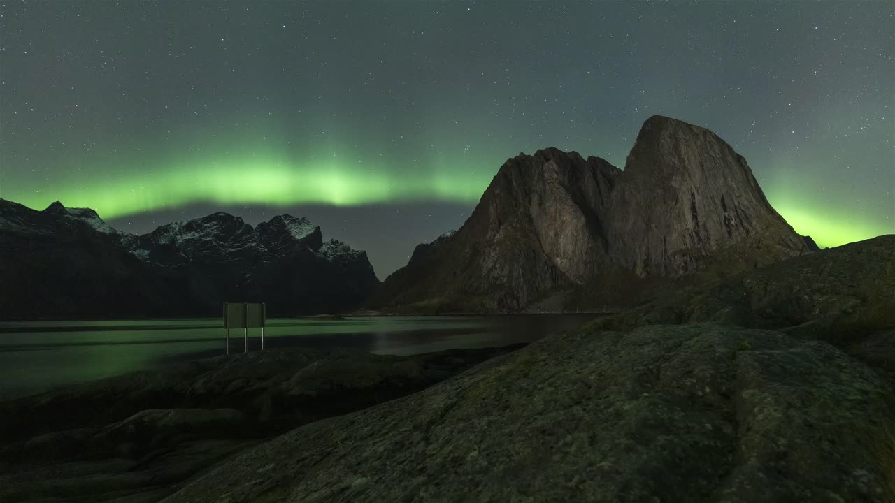 el lapso de tiempo de la costa y las auroras boreales sobre hamnøy, lofoten