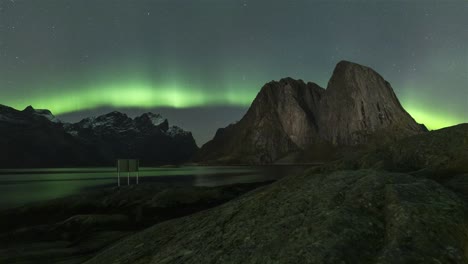 Time-lapse-of-the-coastline-and-aurora-borealis-over-Hamnøy,-Lofoten