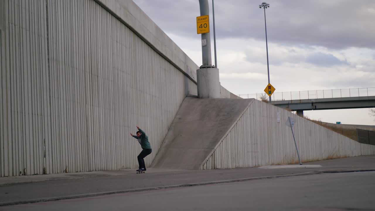 el hombre hace un truco en una rampa