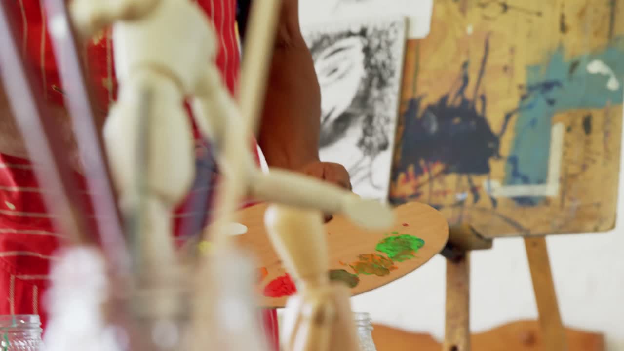 팔레트를 들고 있는 예술가 4k