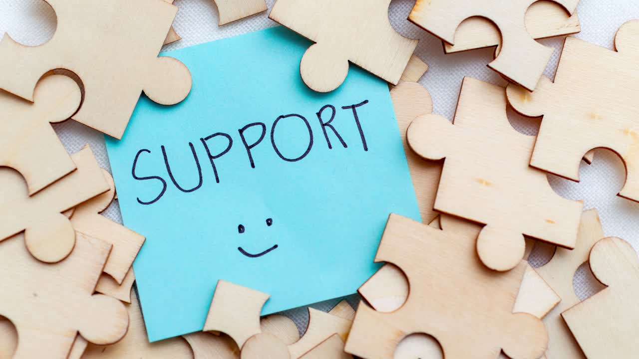 Exploring the importance of support in teamwork through a visual metaphor of puzzle pieces.