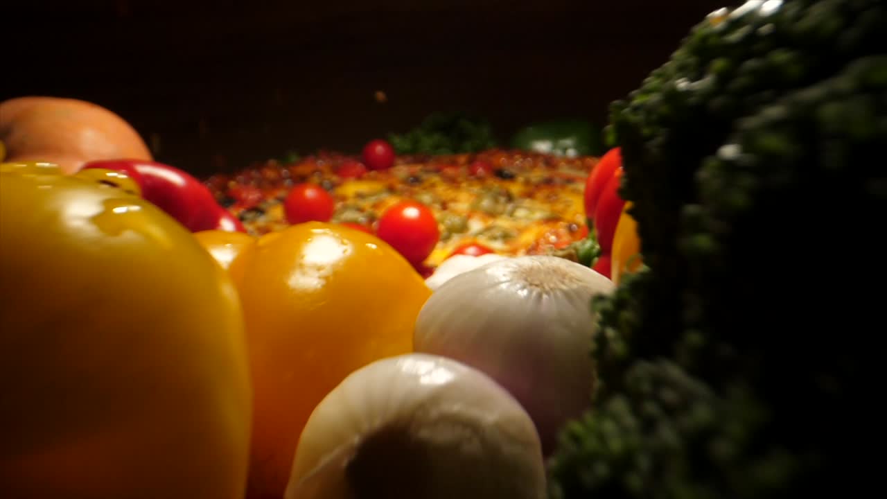 피자에이드 한쪽에는 작은 토마토와 칠리를 떨어뜨린 녹색 채소가 있습니다.