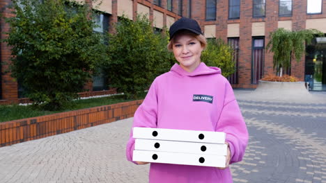 Mujer-Joven,-Tenencia,-Cajas-De-Pizza