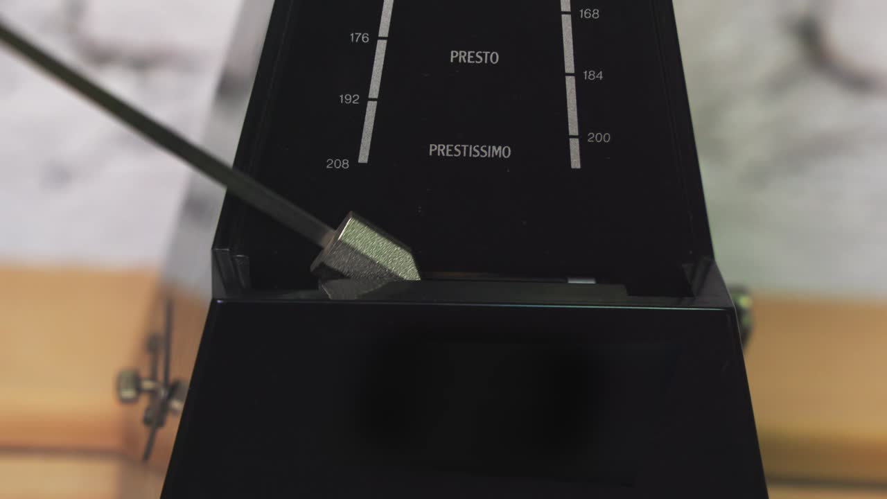 느린 동작의 돌이를 가진 고대 메트로, 빈티지 목조 클래식 스타일, 음악 장비, 비트, 리 메커니즘, 4k 비디오 영상