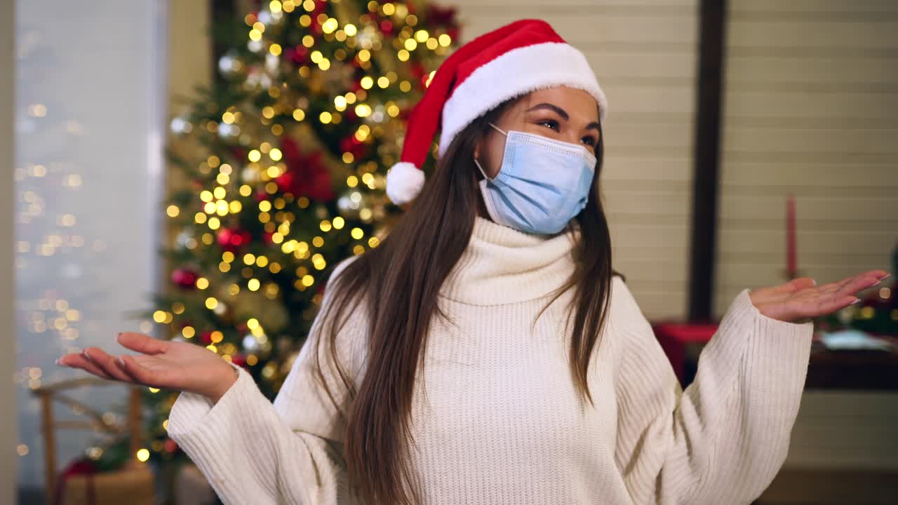 크리스마스 때 산타 모자와 마스크를 입은 여자