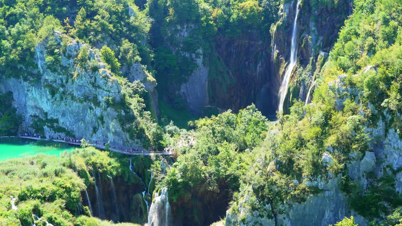 Vista panoramica delle cascate del Parco nazionale dei laghi di Plitvice e dei laghi turchesi