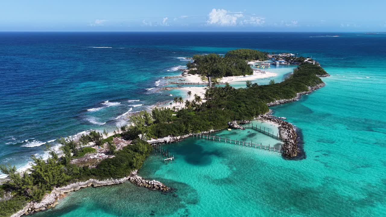 Skyline delle Bahamas a Nassau, New Providence, Bahamas. Skyline caraibico. Paesaggio sulla spiaggia. Sfumature di blu ad acquerello. Skyline delle Bahamas a Nassau, New Providence, Bahamas. Sfondo naturale