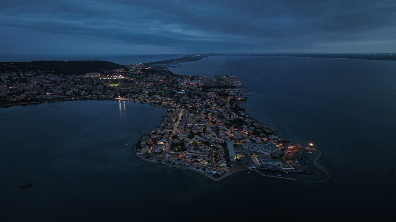 ночное исследование с воздуха: культурный центр сета, оживленные рынки и морские озера