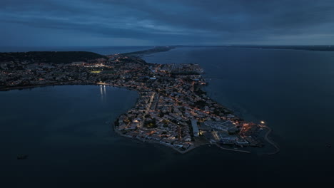 Exploración-Aérea-Nocturna:-El-Centro-Cultural-De-Sète,-Los-Bulliciosos-Mercados-Y-La-Zona-Marítima.