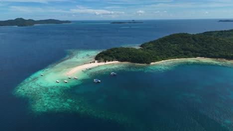 una isla paradisíaca tropical con aguas turquesas y arrecifes de coral