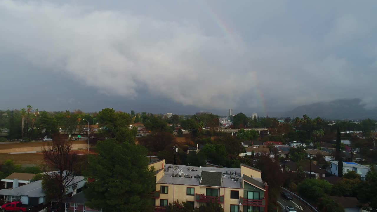 imágenes aéreas de drones de 4k de la ciudad de estudio, ca con lluvia, cielos nublados y un arco iris