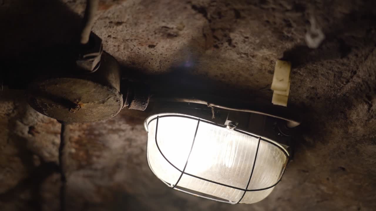 시골 천장에 있는 구식 조명 장치