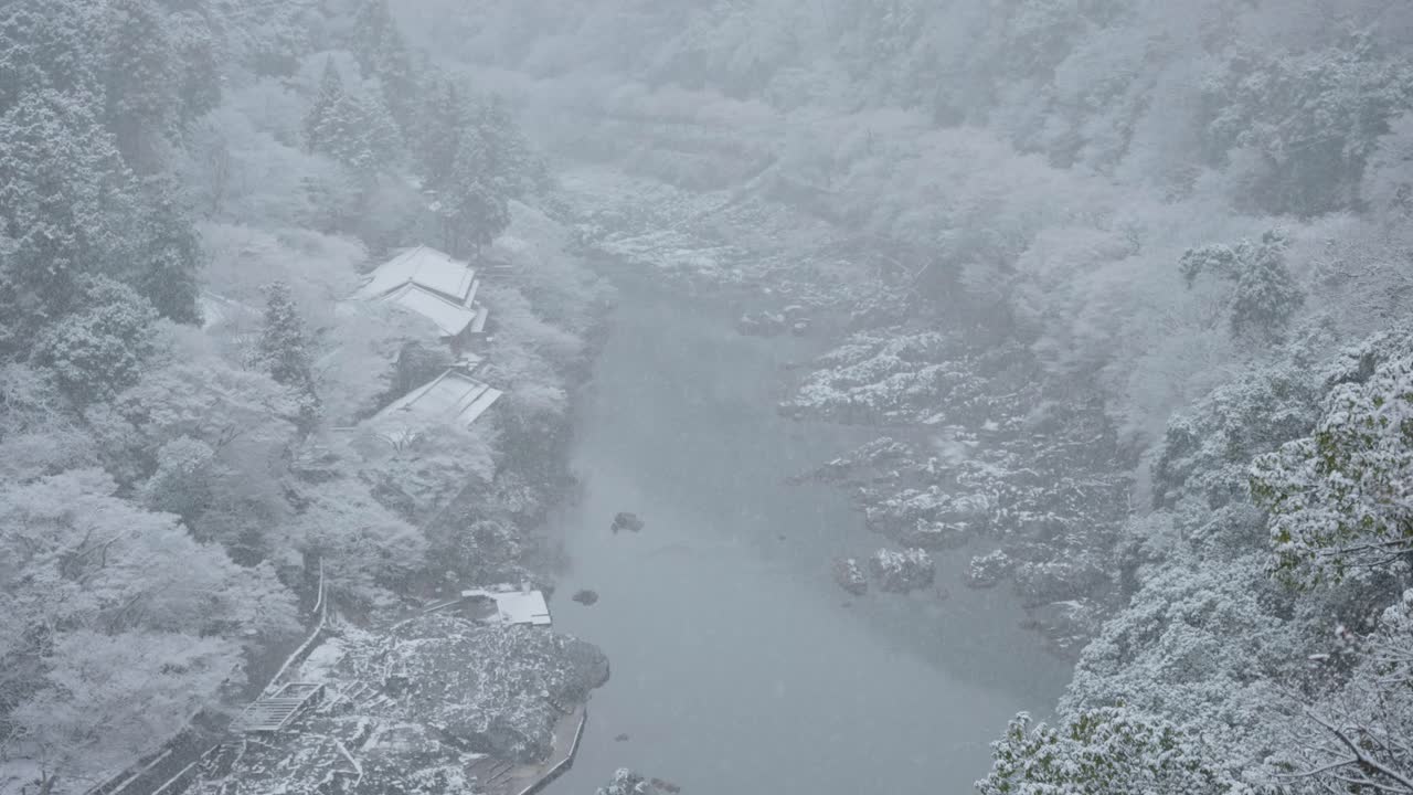 일본 교토 아라시야마 가쓰라강 폭설