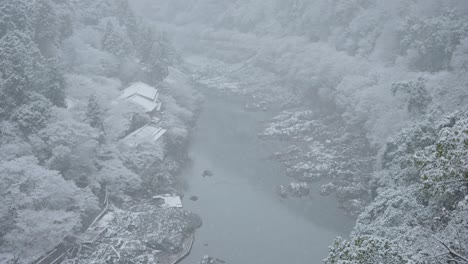 starker schneefall auf dem katsura-fluss in arashiyama, kyoto, japan