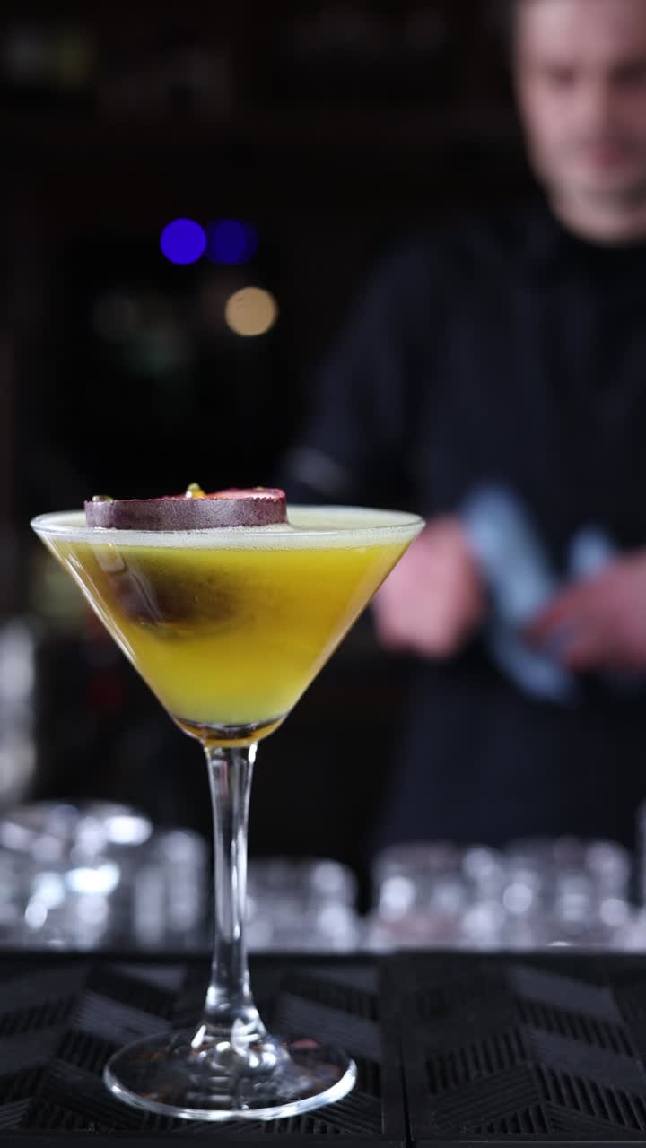 Martini al Frutto della Passione in un Bar