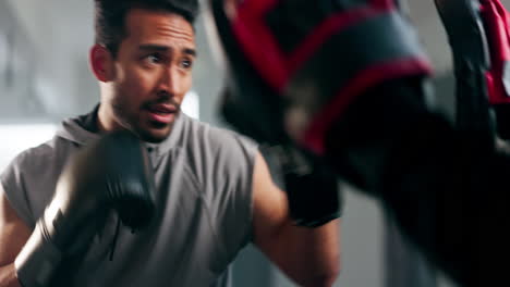 Trabajo-En-Equipo,-Boxeador-O-Entrenador-Personal-En-El-Gimnasio.